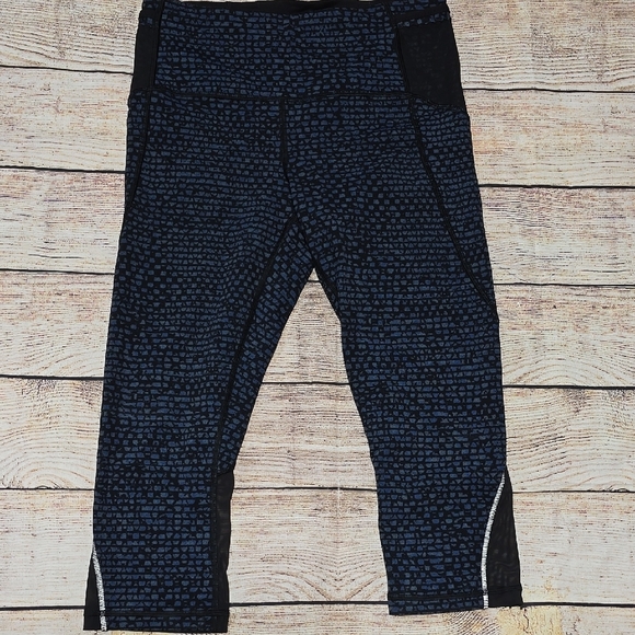 Lululemon Free Runner Crop Size 6 - Picture 3 of 7